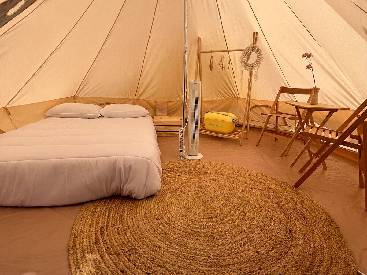 Interior tienda glamping Complejo Esgueva